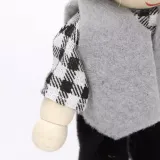 wyeksponowana rodzinka lalek stojąca przy domku dla lalek