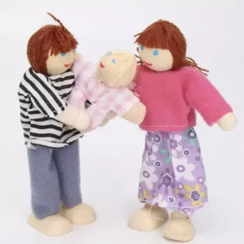 lalka niemowlę i jej starsze rodzeństwo podczas zabawy