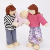 lalka niemowlę i jej starsze rodzeństwo podczas zabawy