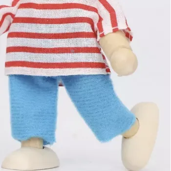 komplet lalek na tle mebelków do domku (meble nie w zestawie)