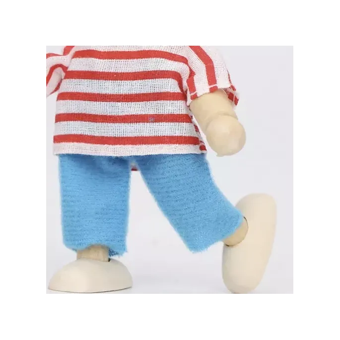 komplet lalek na tle mebelków do domku (meble nie w zestawie)