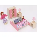 szczegółowy widok twarzy i detali stroju drewnianych lalek