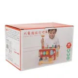 Wielokolorowy drewniany słoń z młotkami widoczny z boku