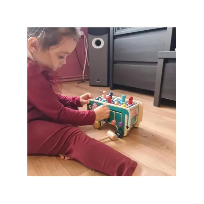 Detale kolorowych ścianek drewnianego słonia-wbijaka