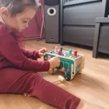 Detale kolorowych ścianek drewnianego słonia-wbijaka