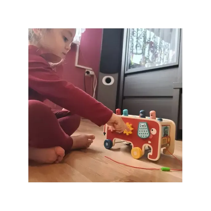 Komplet: słoń oraz dwa młotki leżące obok zabawki