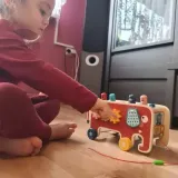 Komplet: słoń oraz dwa młotki leżące obok zabawki