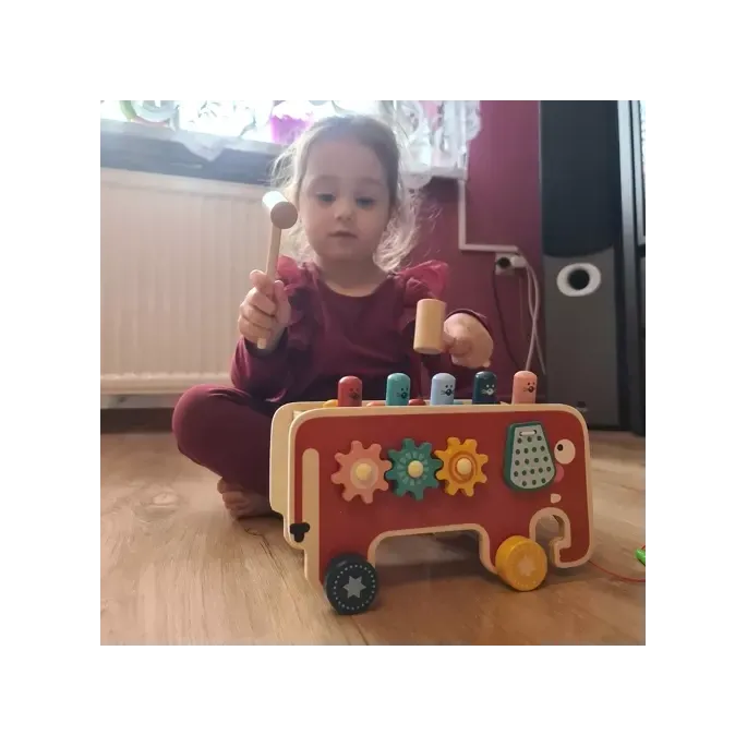 Labirynt z liczbami na jednej ze ścian drewnianego słonia Kruzzel