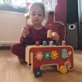 Labirynt z liczbami na jednej ze ścian drewnianego słonia Kruzzel