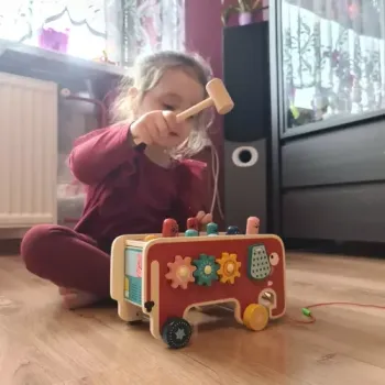 Słoń z polerowanymi drewianymi elementami bezpiecznymi dla dzieci