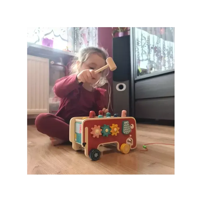 Słoń z polerowanymi drewianymi elementami bezpiecznymi dla dzieci