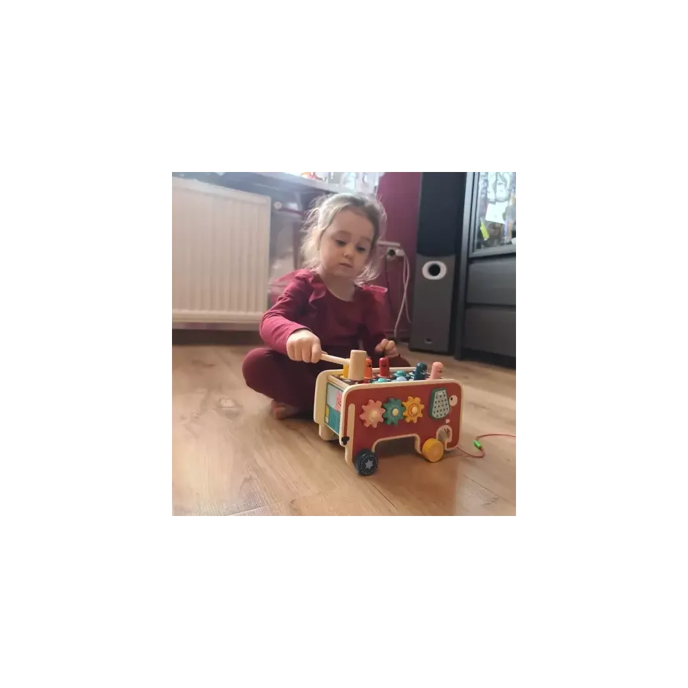 Wielokolorowy drewniany słoń-wbijak w perspektywie z przodu