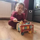 Wielokolorowy drewniany słoń-wbijak w perspektywie z przodu