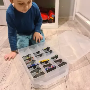 Widok na bezbarwny materiał PP walizki na autka