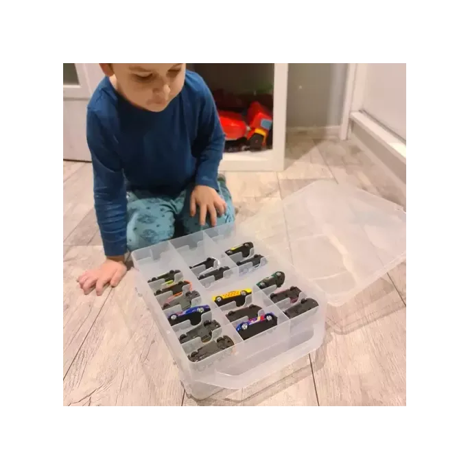 Widok na bezbarwny materiał PP walizki na autka