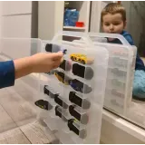 Walizka na auta przedstawiona z zamykanymi zaciskami