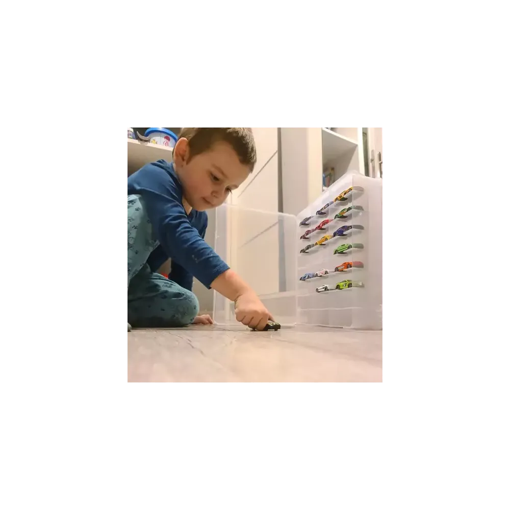 Walizka na samochodziki ustawiona na dziecięcej półce