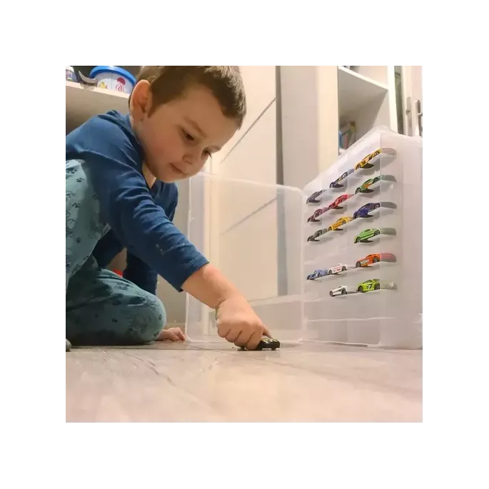 Walizka na samochodziki ustawiona na dziecięcej półce