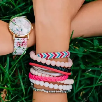 dyski do zaplatania muliny obok narzędzi do nawlekania koralików