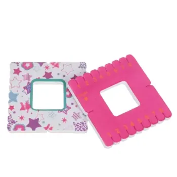 ręka dziecka tworząca biżuterię z użyciem kolorowych mulin i koralików