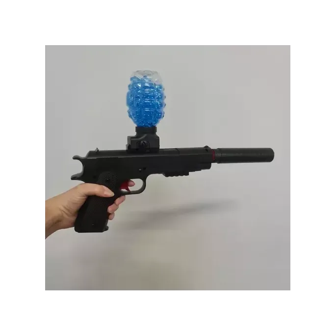 czarny karabin zabawkowy z odkręconym tłumikiem