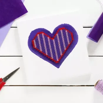 Różnorodność kolorów koralików ułożonych według odcieni