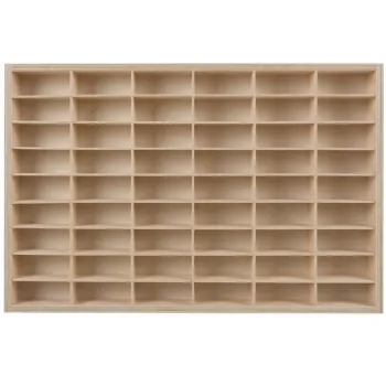 detal drewnianej półki na modele autek w kolorze sosny