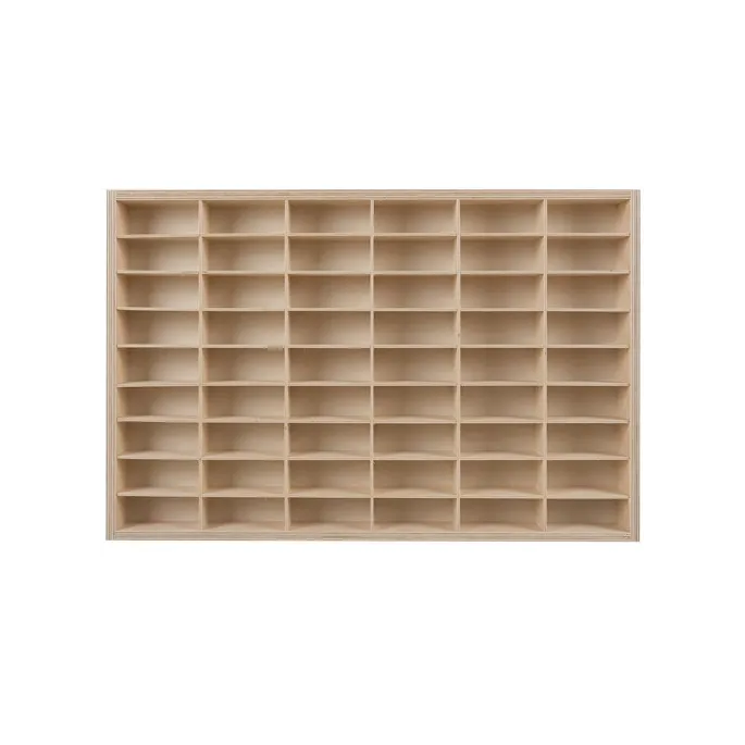 detal drewnianej półki na modele autek w kolorze sosny