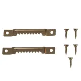 sosnowa półka na resoraki zamontowana na ścianie pokoju