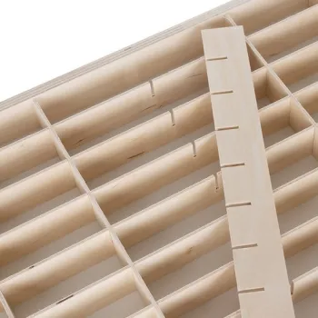 drewniana półka na resoraki stojąca na biurku