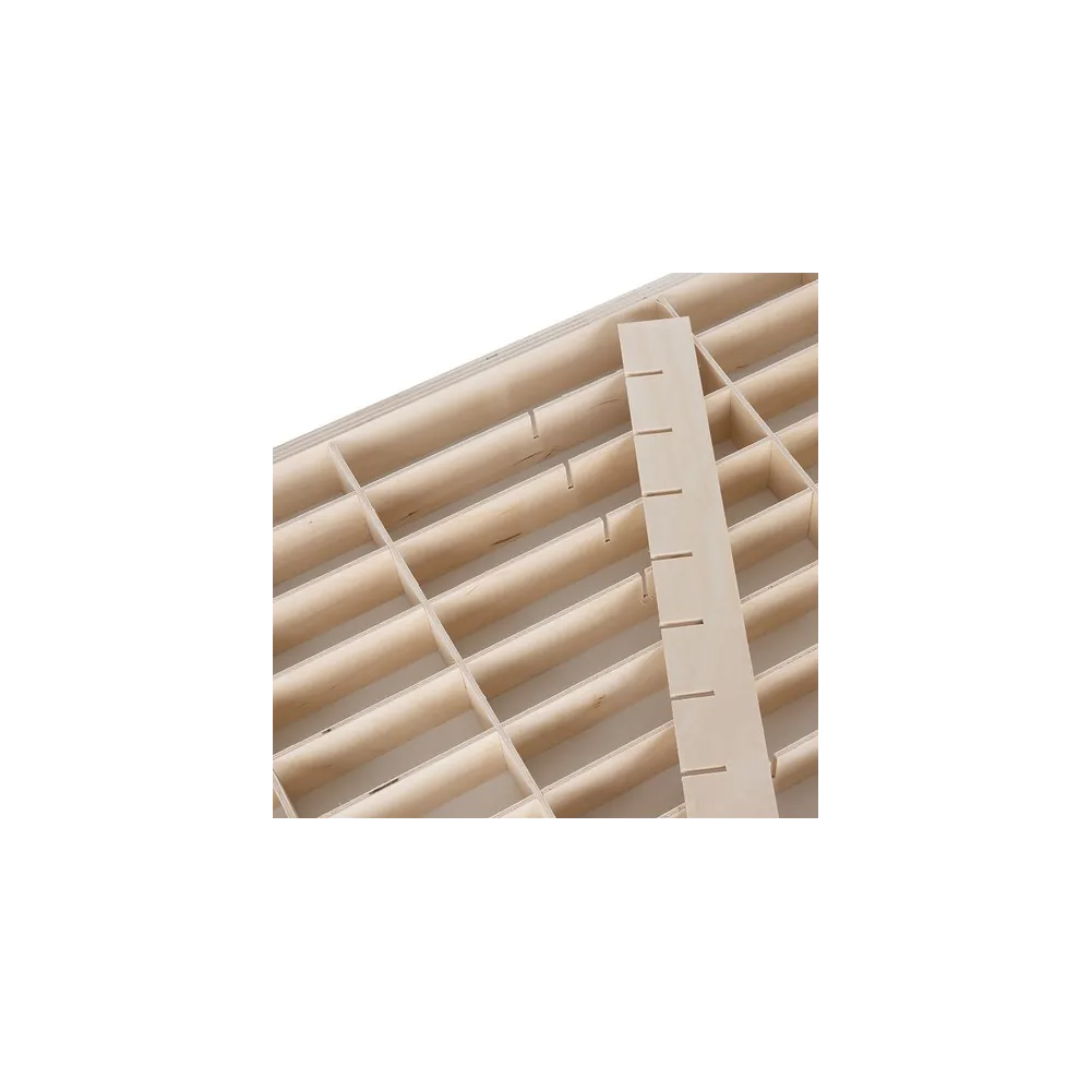 drewniana półka na resoraki stojąca na biurku