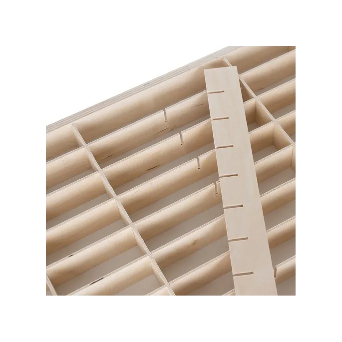 drewniana półka na resoraki stojąca na biurku