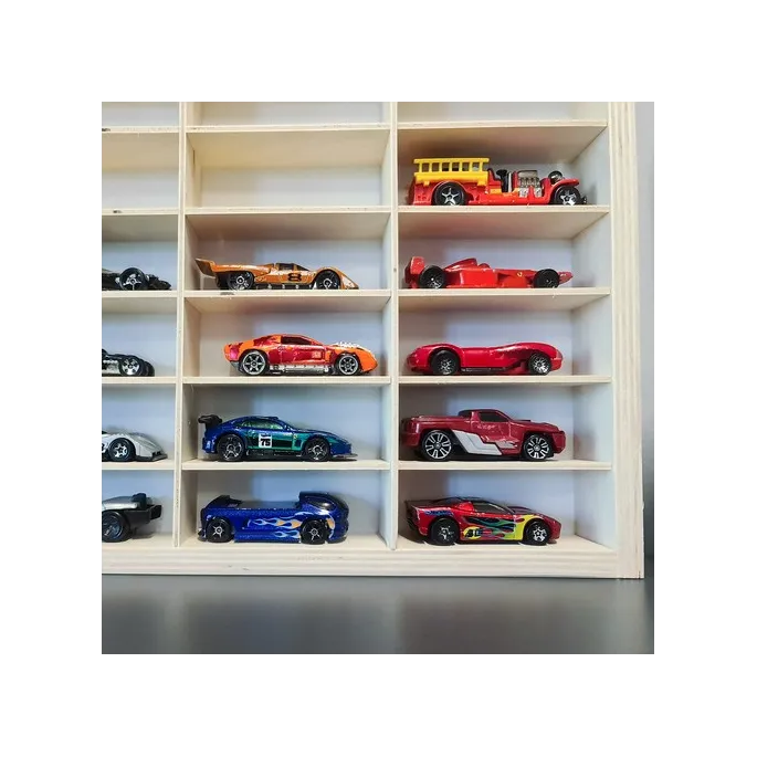 zbliżenie na zestaw montażowy wraz z półką na samochodziki