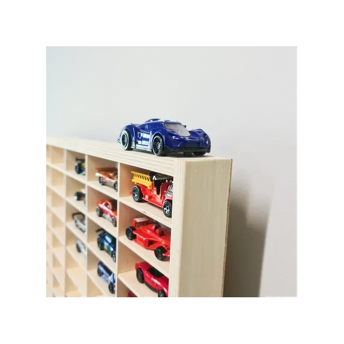 widok całkowity półki na auta, dziecięca aranżacja wnętrza