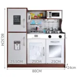 Widok kuchni dla dzieci z otwartym piekarnikiem i akcesoriami