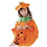 kostium dyni prezentowany na dziecku podczas zabawy