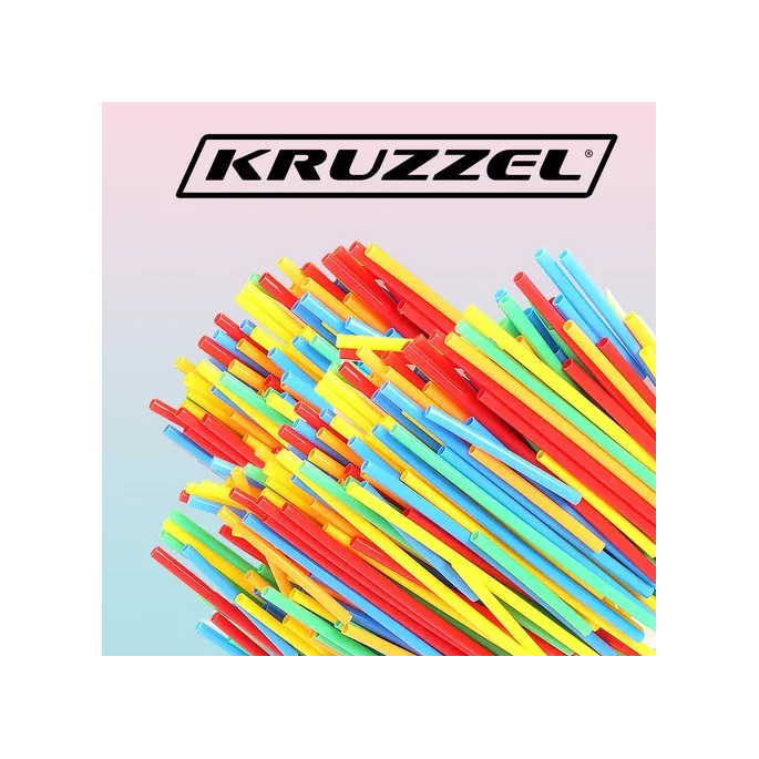 długie i krótkie słomki konstrukcyjne na białym tle