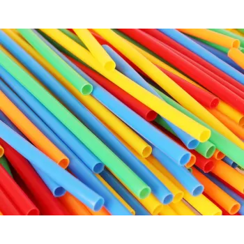 kolorowa mozaika stworzona ze słomek różnej długości