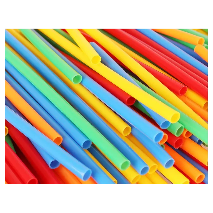 kolorowa mozaika stworzona ze słomek różnej długości