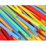 kolorowa mozaika stworzona ze słomek różnej długości