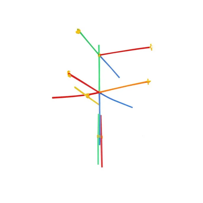 ręka dziecka chwytająca element z zestawu klocków słomek