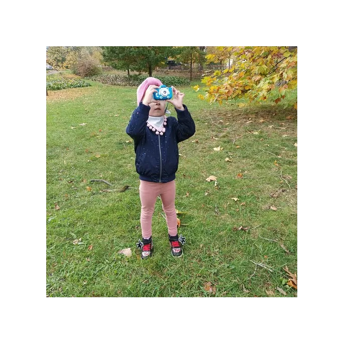 Aparat Kruzzel AC22295 prezentowany z kartą miniSD 32GB i przewodem USB