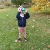 Aparat Kruzzel AC22295 prezentowany z kartą miniSD 32GB i przewodem USB