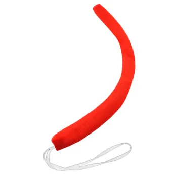 cztery elementy stroju diabełka ułożone obok siebie na stole