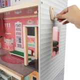 Szczegół windy z korbką służącą do podnoszenia lalek na piętra