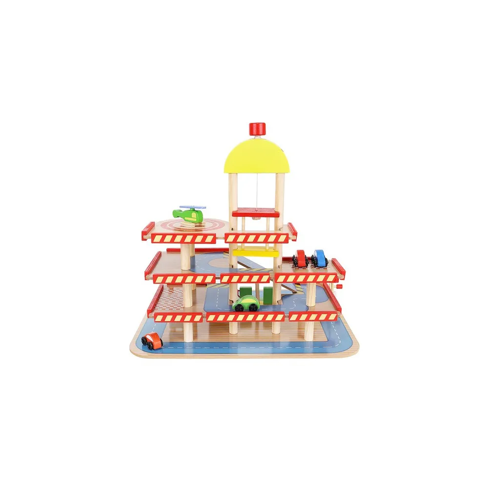 ręka dziecka bawiąca się samochodzikiem na platformie garażu