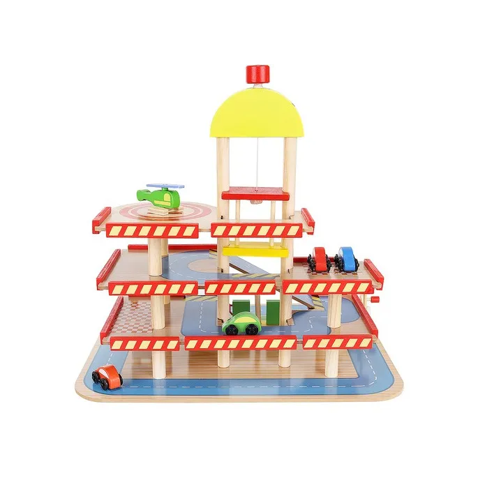 ręka dziecka bawiąca się samochodzikiem na platformie garażu