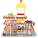 ręka dziecka bawiąca się samochodzikiem na platformie garażu