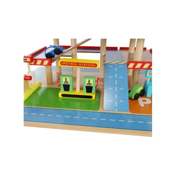 garaż dla dzieci wykonany z drewna pomalowanego bezpieczną farbą