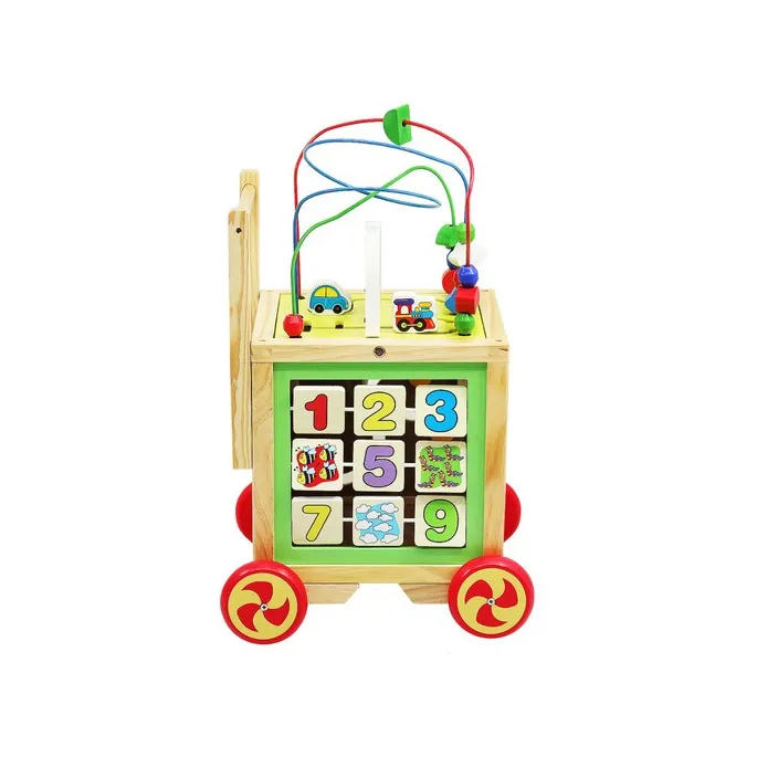 widok całej zabawki pchacza z kostką edukacyjną na drewnianych kółkach
